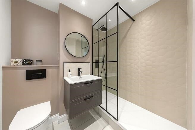 Flat Queenstown Road in Greater London
