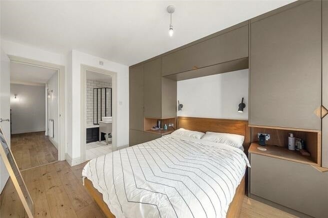 Flat Queenstown Road in Greater London