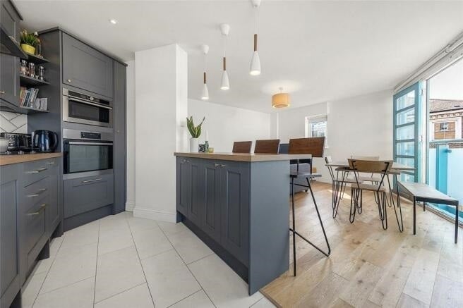 Flat Queenstown Road in Greater London