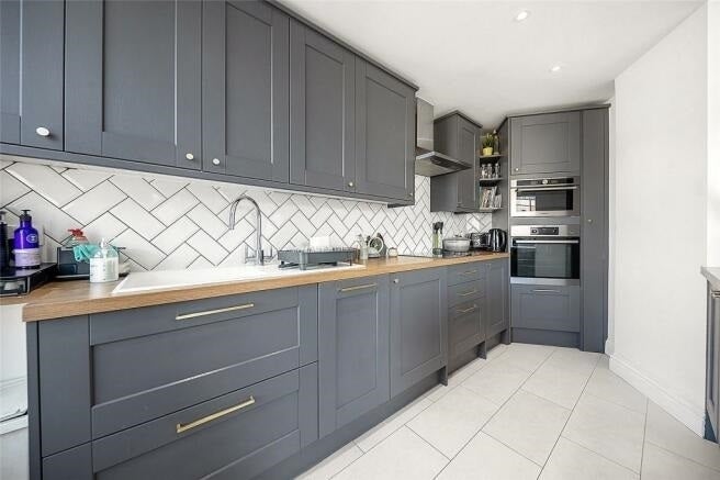 Flat Queenstown Road in Greater London