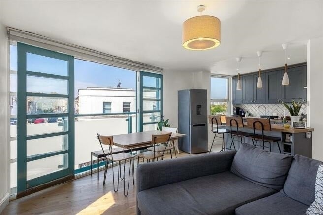 Flat Queenstown Road in Greater London