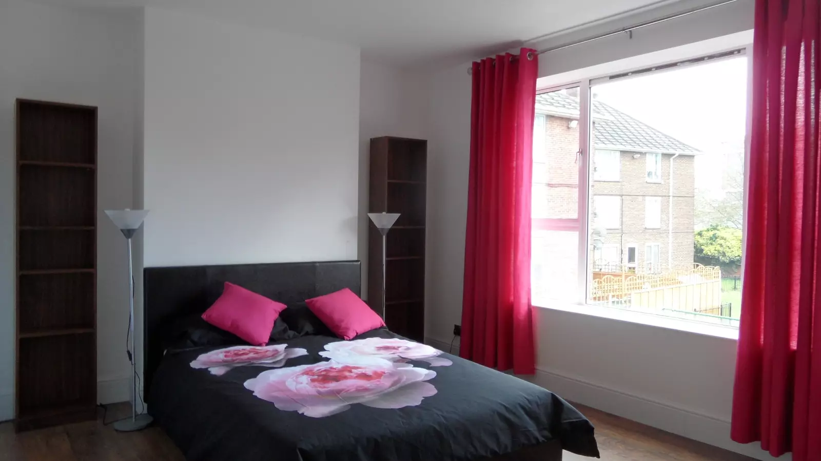 Flat Martindale Avenue in Greater London
