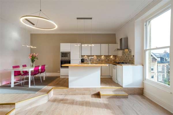 Flat Oakfield Road in Bristol