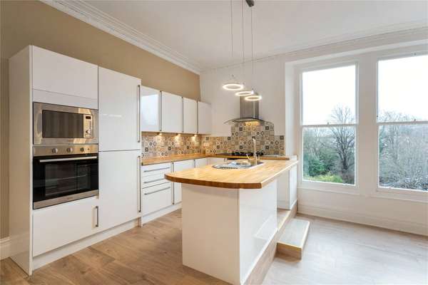 Flat Oakfield Road in Bristol
