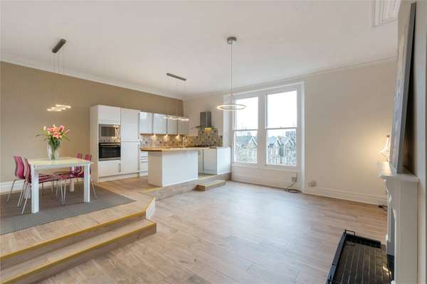 Flat Oakfield Road in Bristol