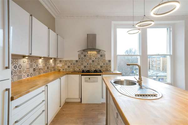 Flat Oakfield Road in Bristol