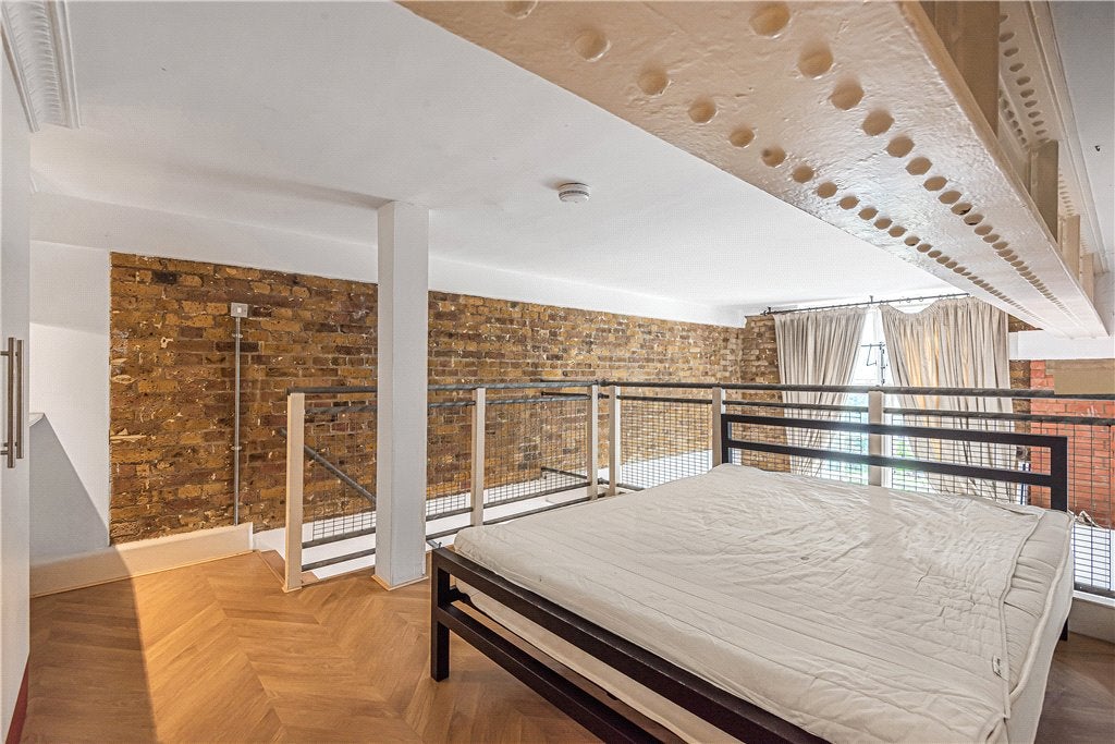 Flat Quadrangle Close in Greater London