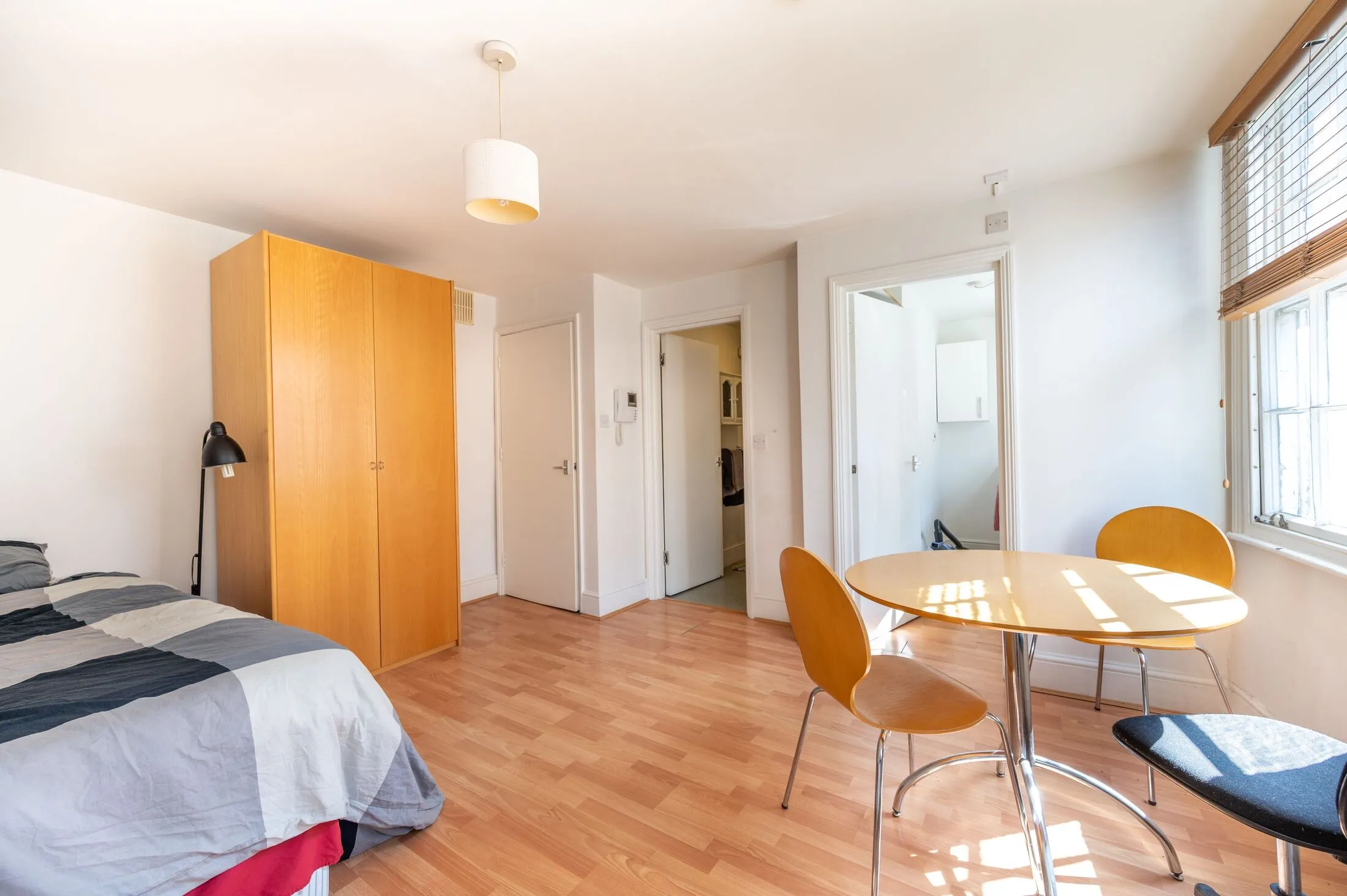 Flat Cleveland Street in Greater London