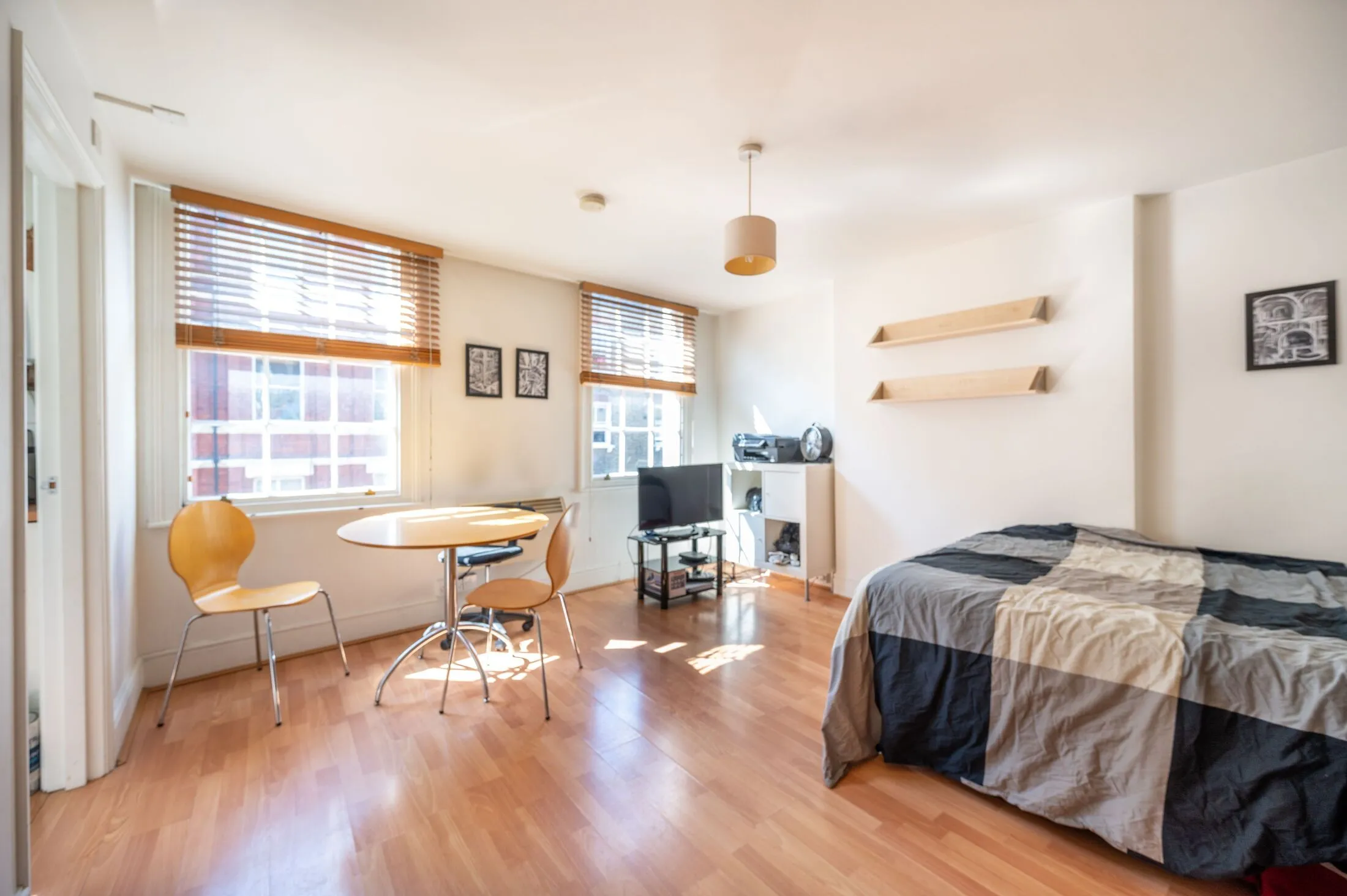 Flat Cleveland Street in Greater London