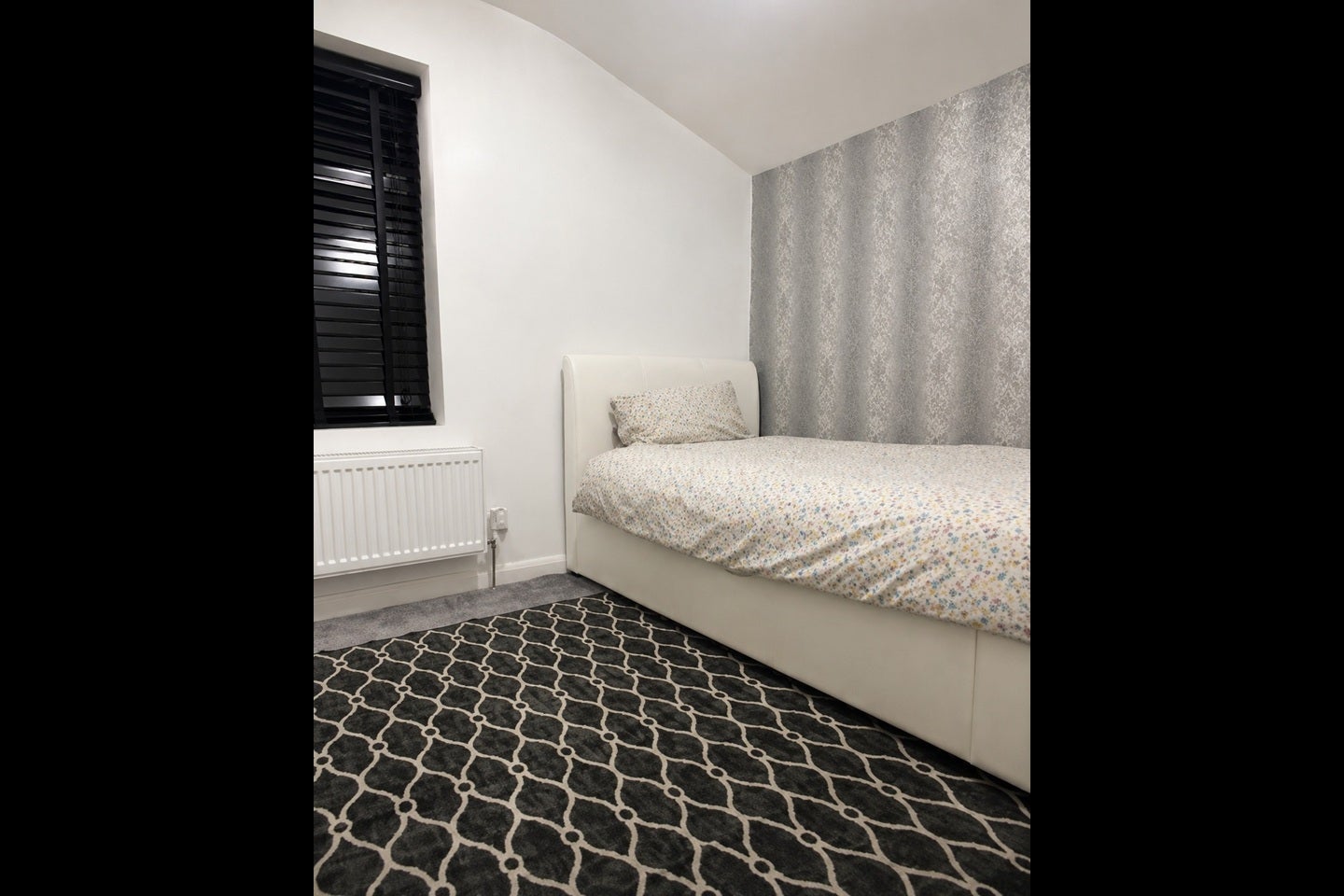 Room Khartoum Road in Greater London