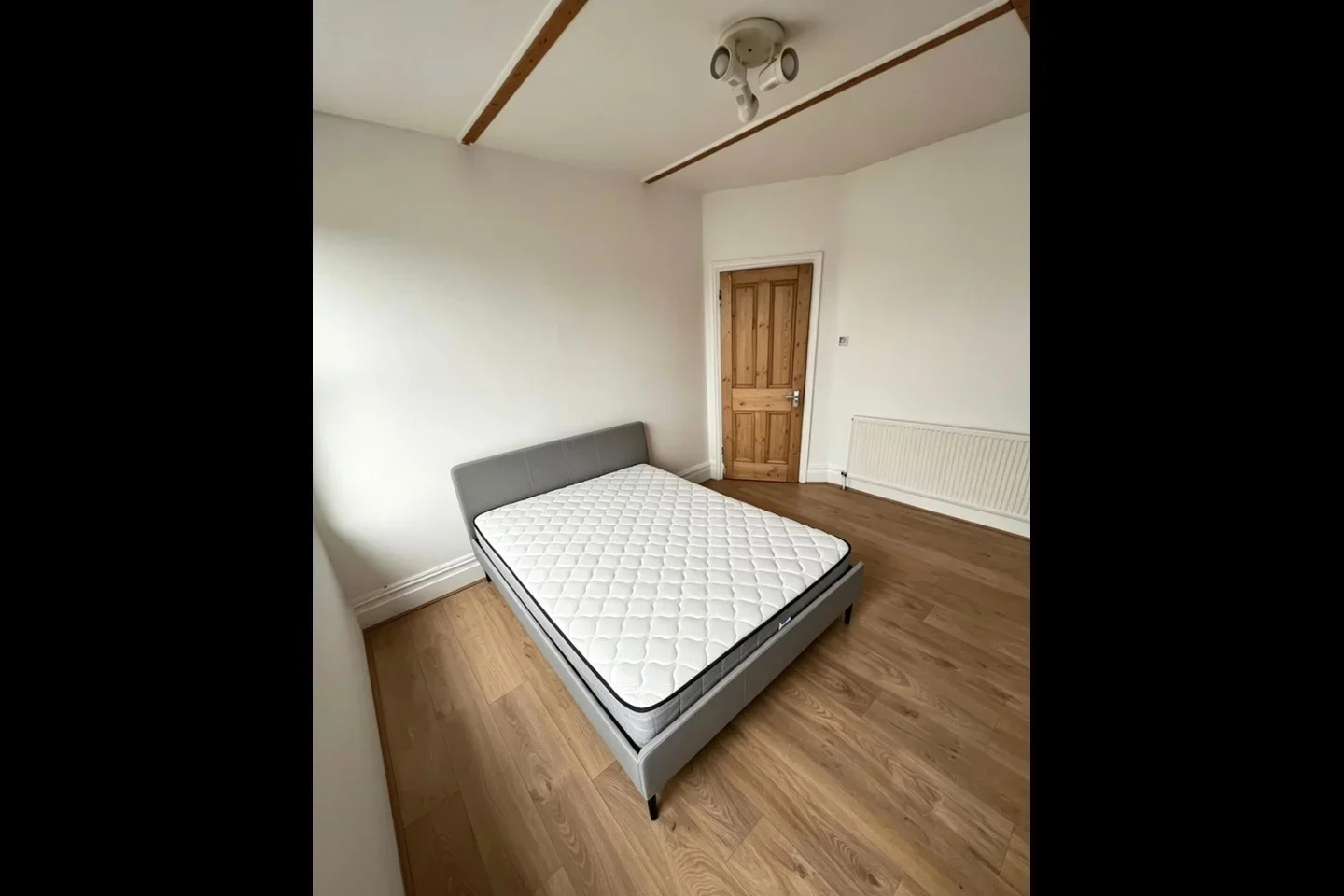 Room Dundee Road in Greater London
