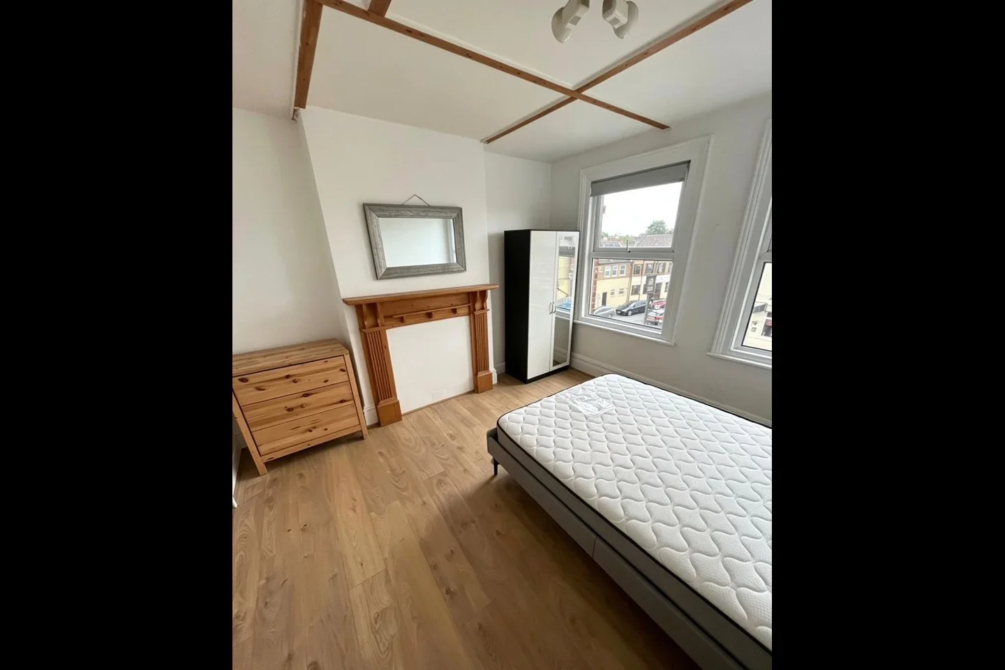 Room Dundee Road in Greater London