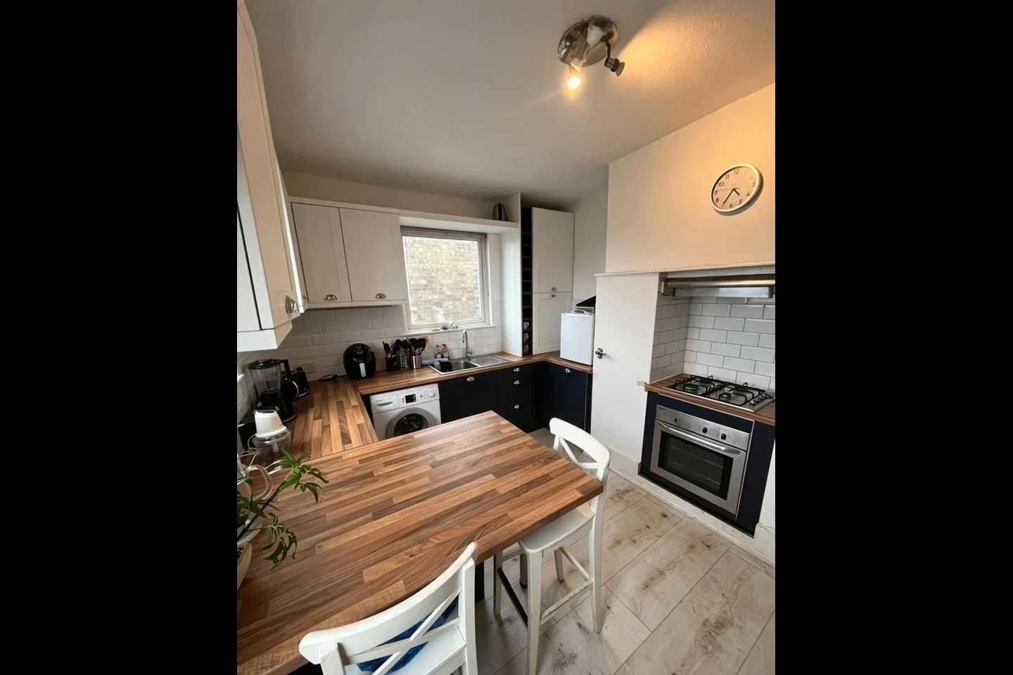 Room Dundee Road in Greater London