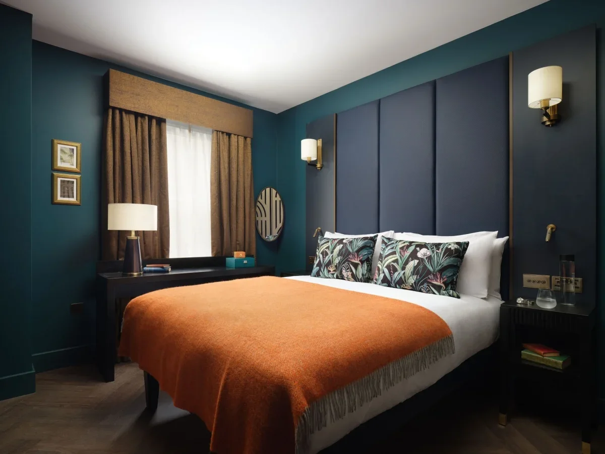 Flat Gloucester Road in Greater London