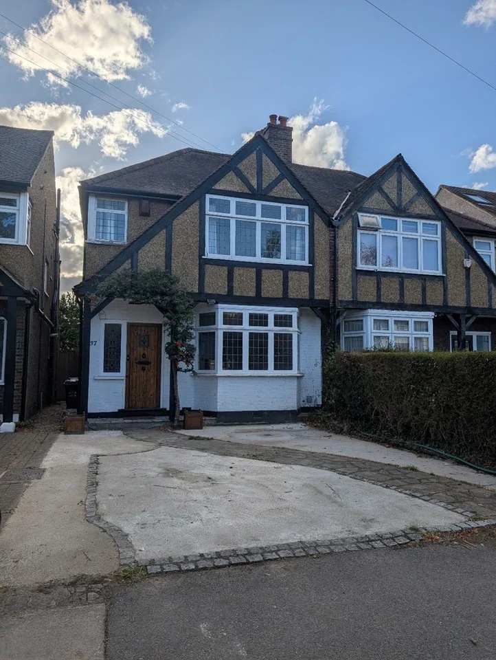House Sandbourne Avenue in Greater London