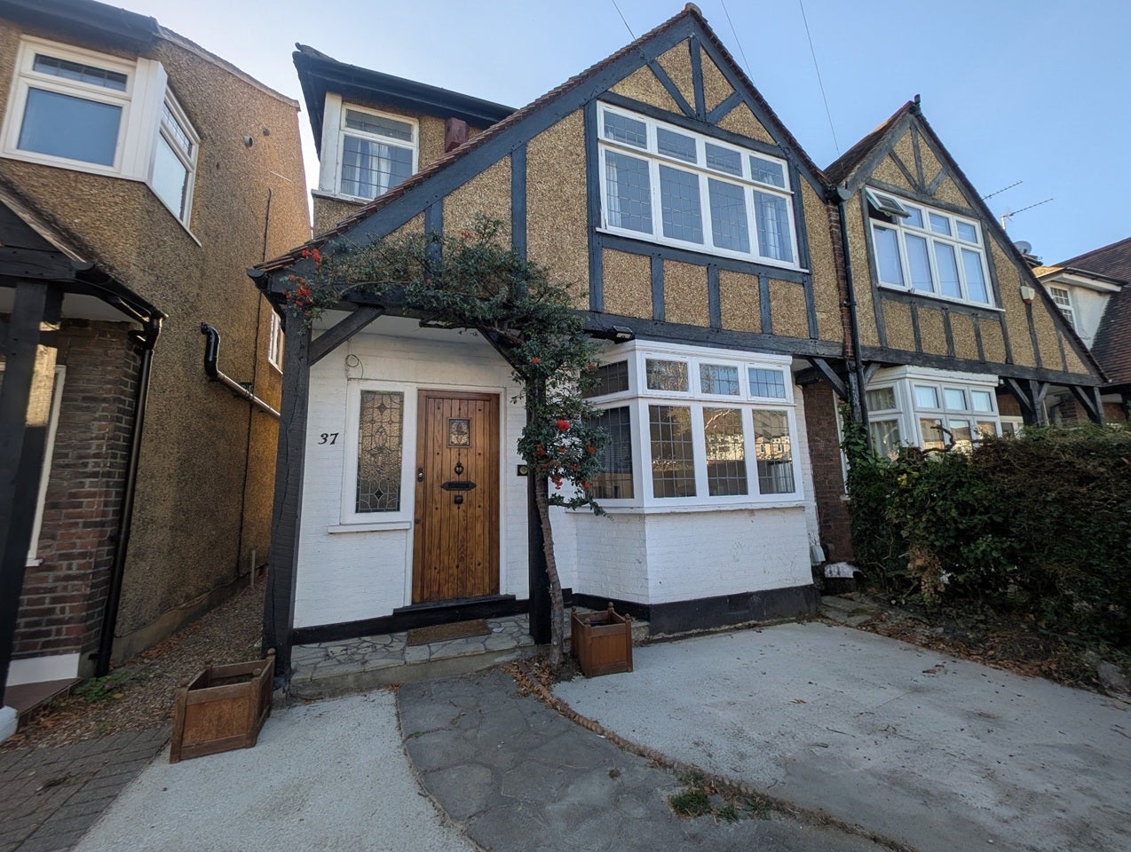 House Sandbourne Avenue in Greater London