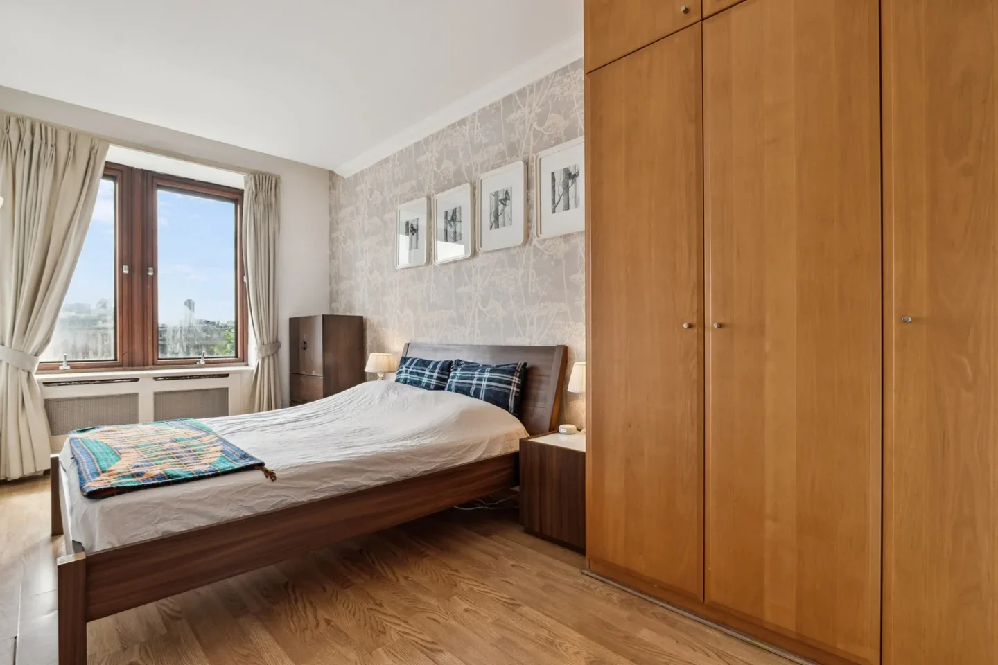 Flat Belvedere Road in Greater London