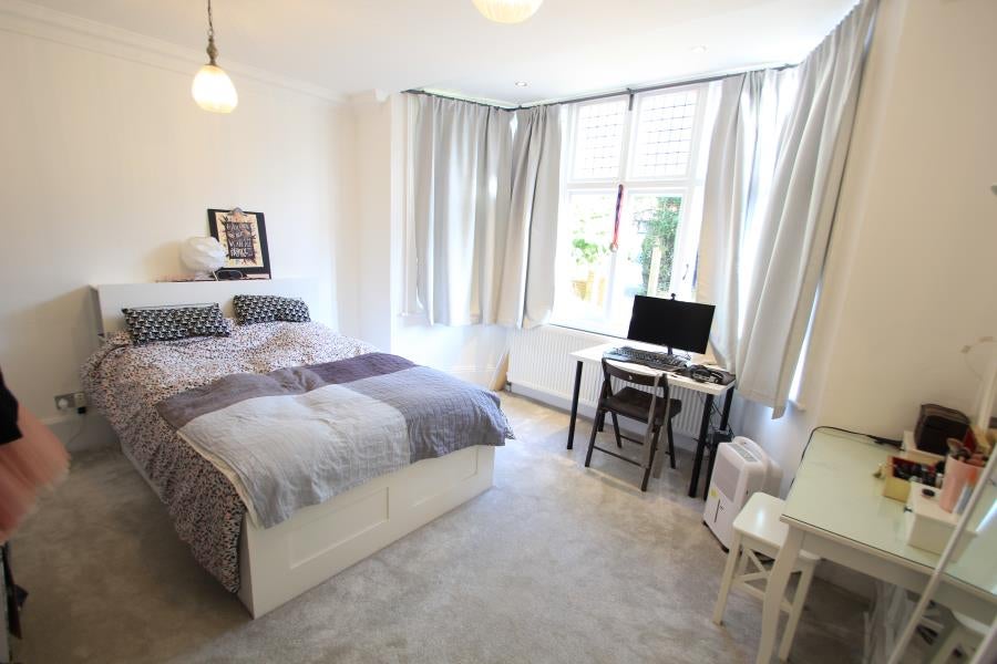 Flat Bagshot Road in Woking