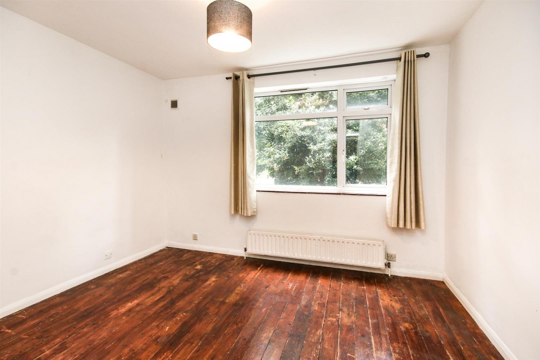 Flat Brownswood Road in Greater London
