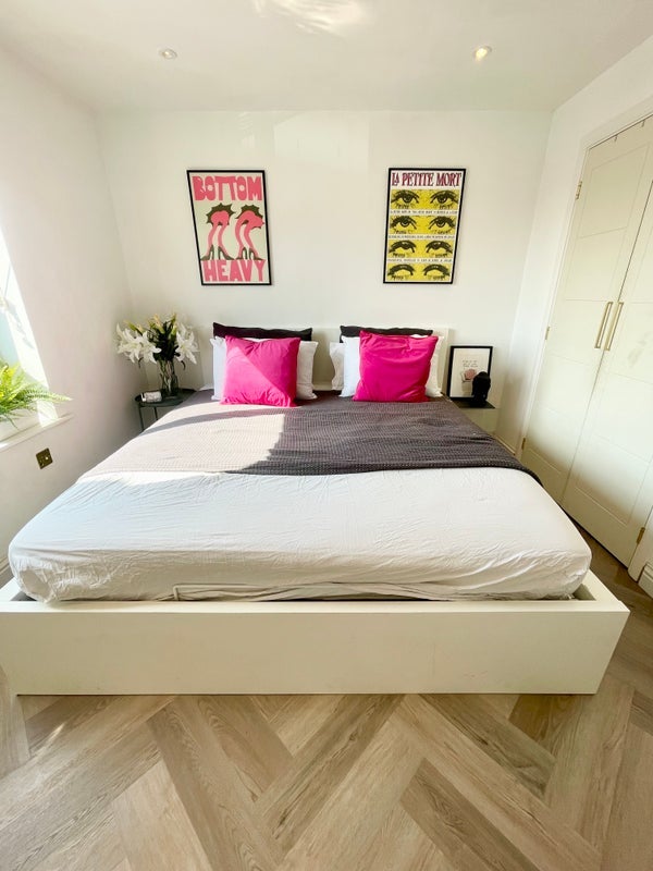 Room Wellspring Crescent in Greater London