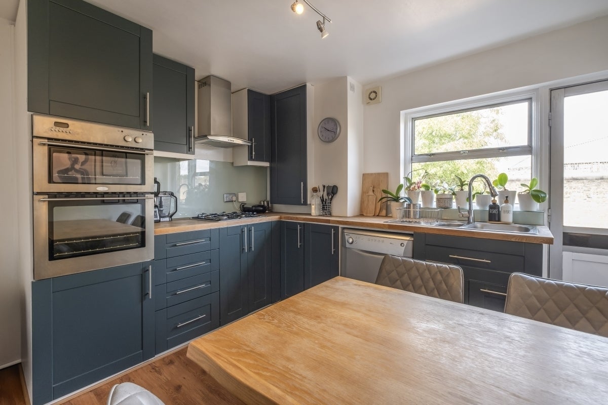 Flat Heathfield Square in Greater London
