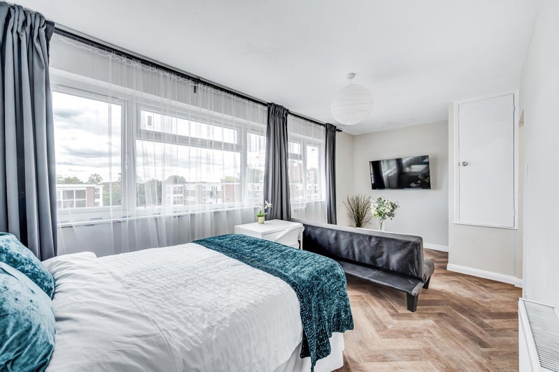 Room Saxon Road in Greater London