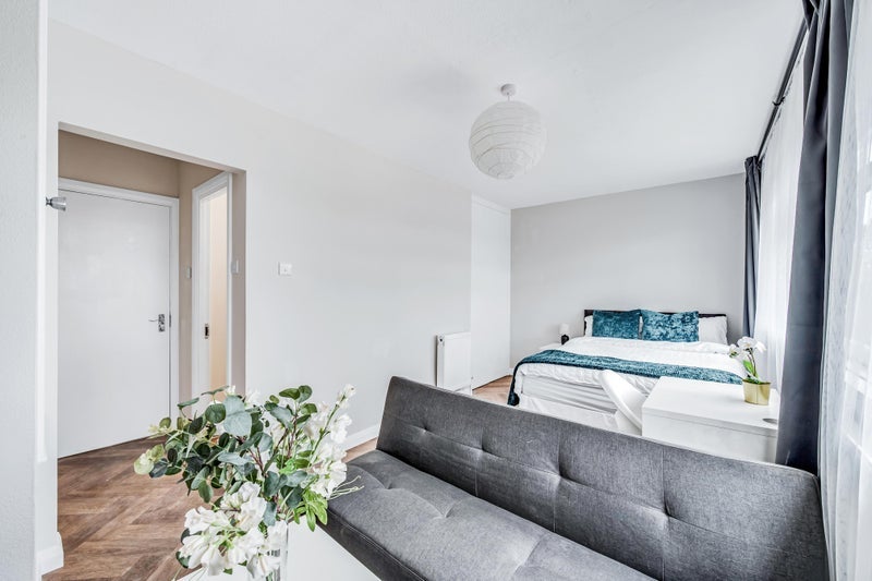Room Saxon Road in Greater London