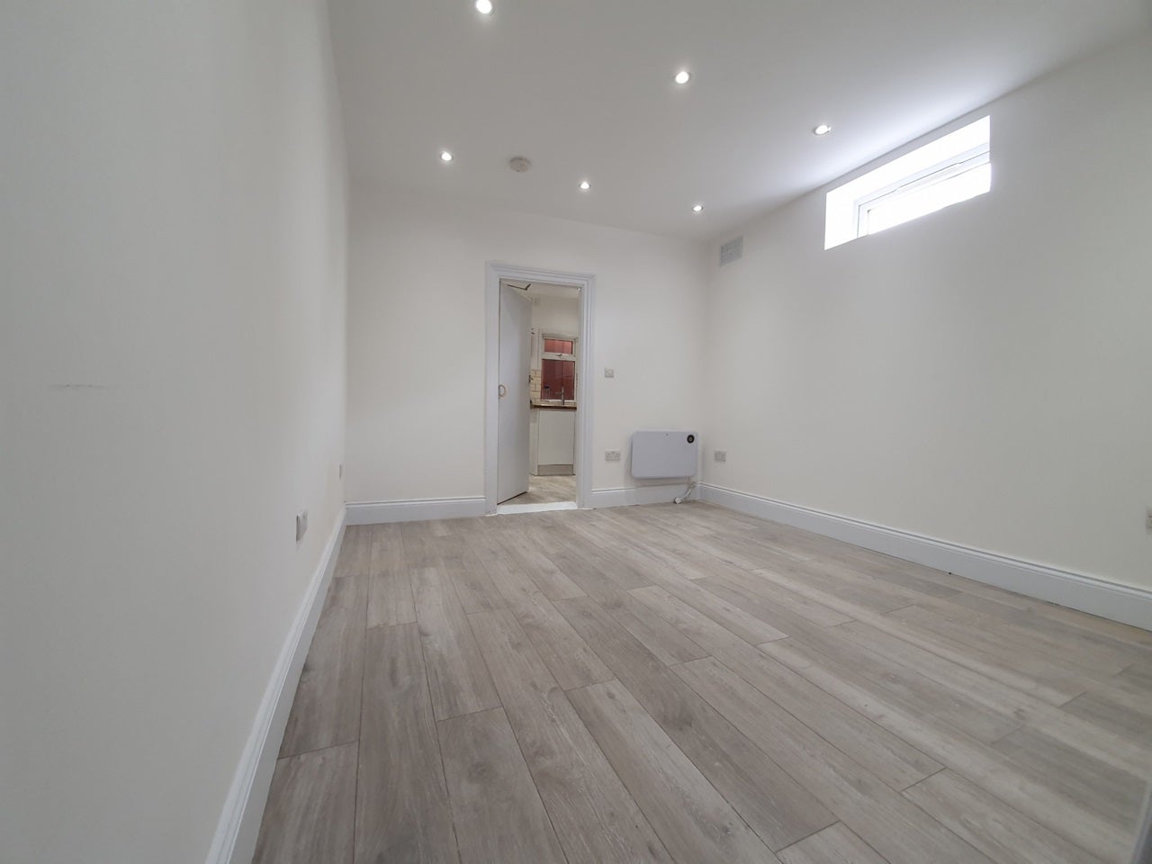 Flat Broad Lane in Greater London