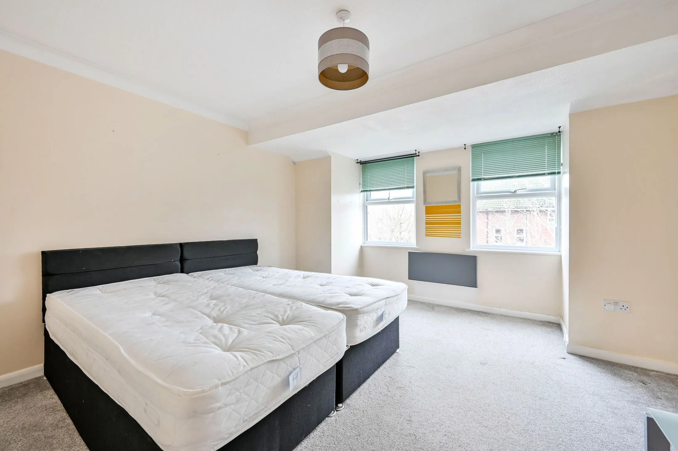 Flat Springside Court in Guildford