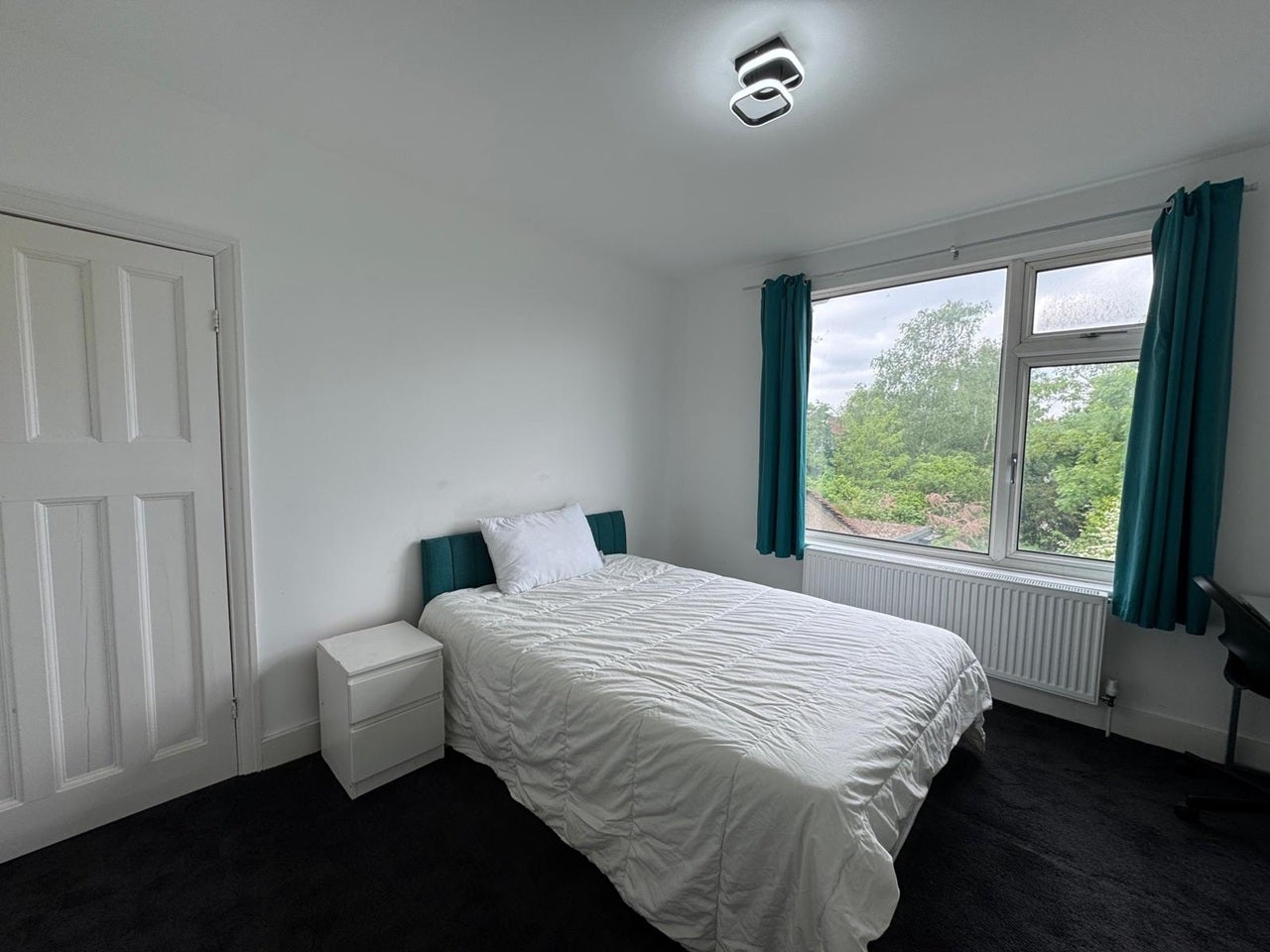 Room Queenscourt in Greater London