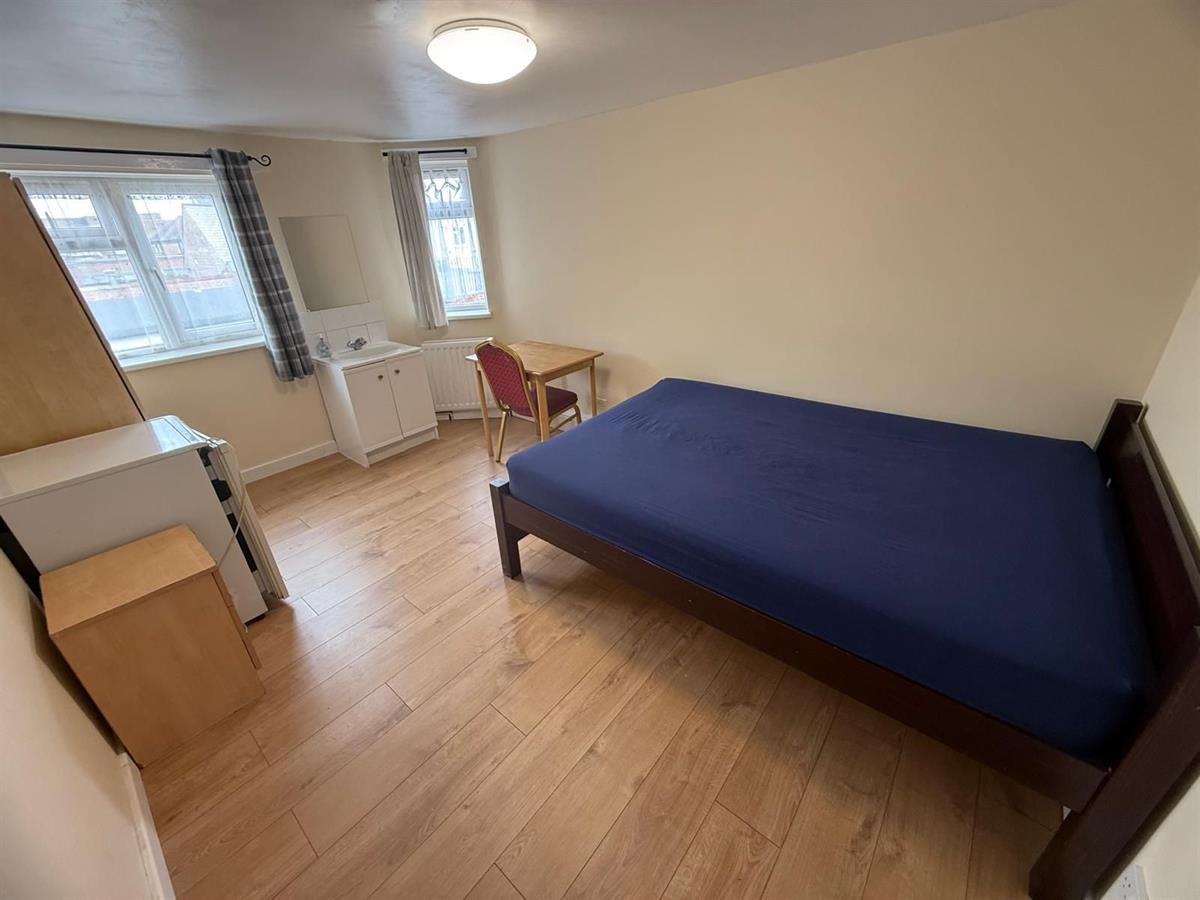 Room East Avenue in Greater London