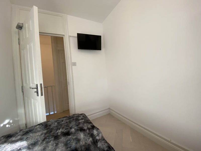 Room Bushey Down in Greater London
