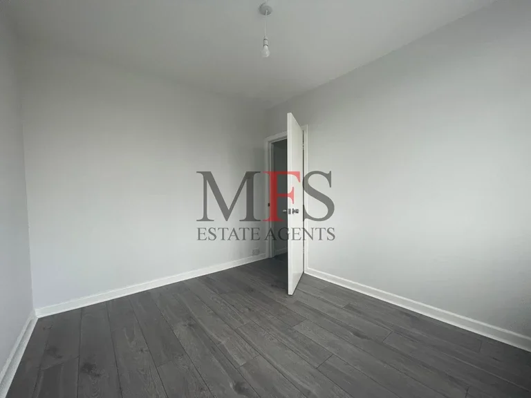 Flat Ryefield Avenue in Greater London