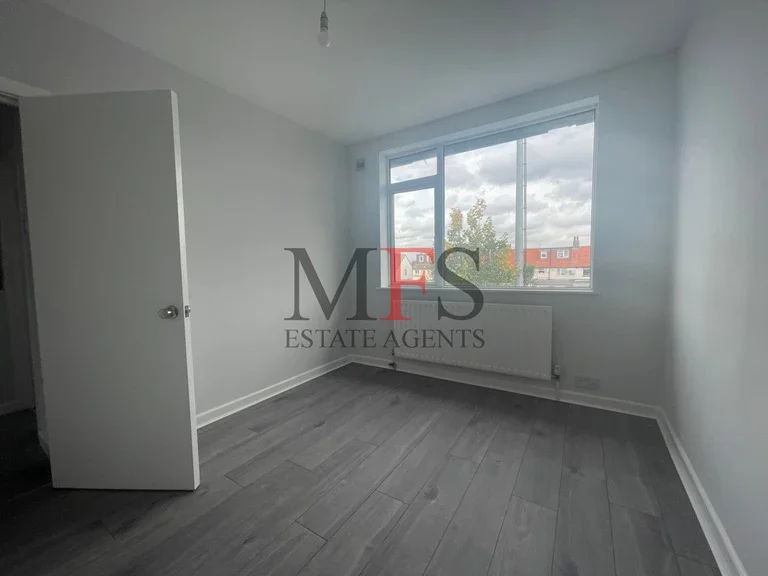 Flat Ryefield Avenue in Greater London
