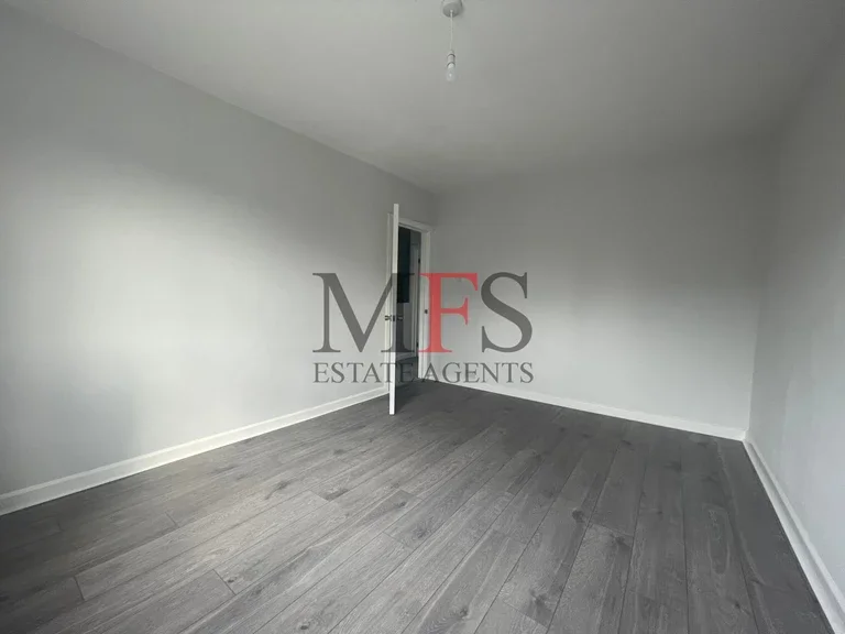 Flat Ryefield Avenue in Greater London