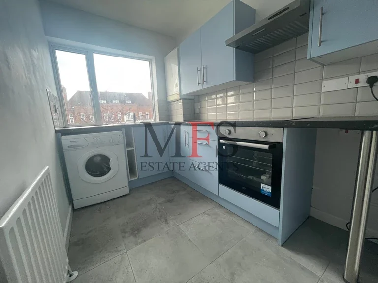 Flat Ryefield Avenue in Greater London