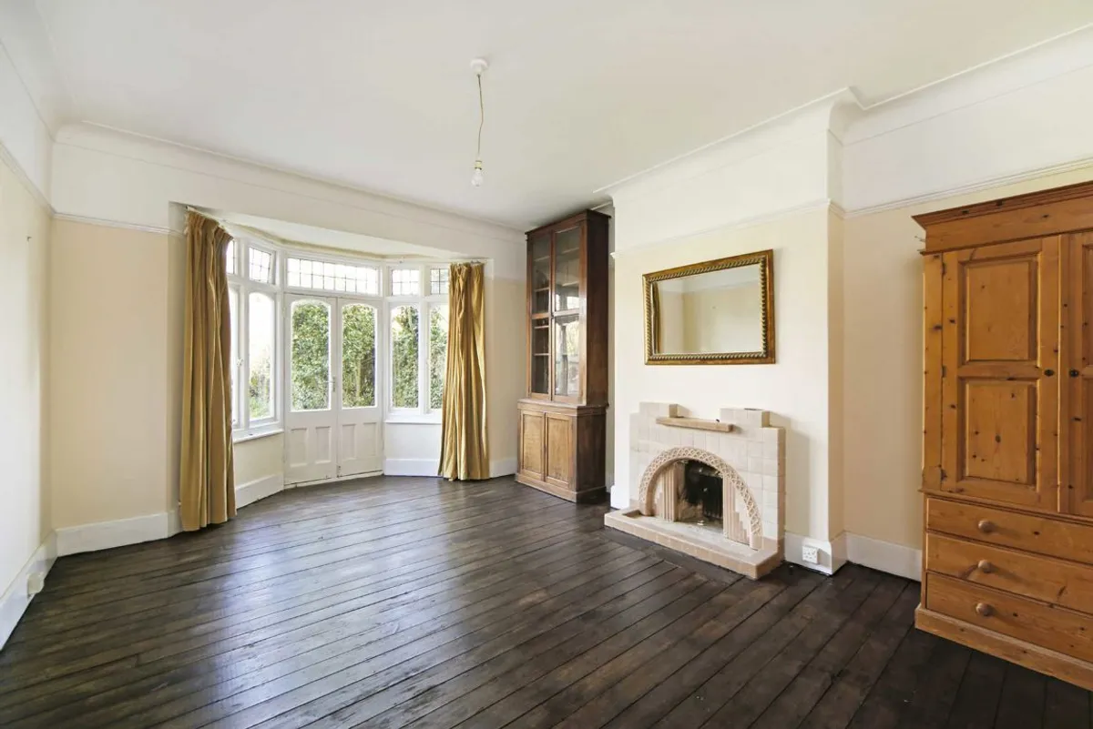House Woodbourne Avenue in Greater London