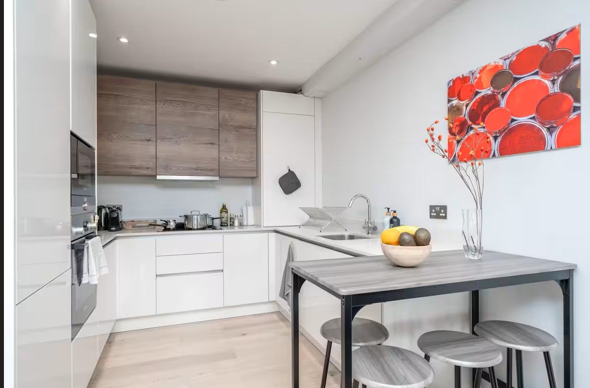Flat Hendon Way in Greater London