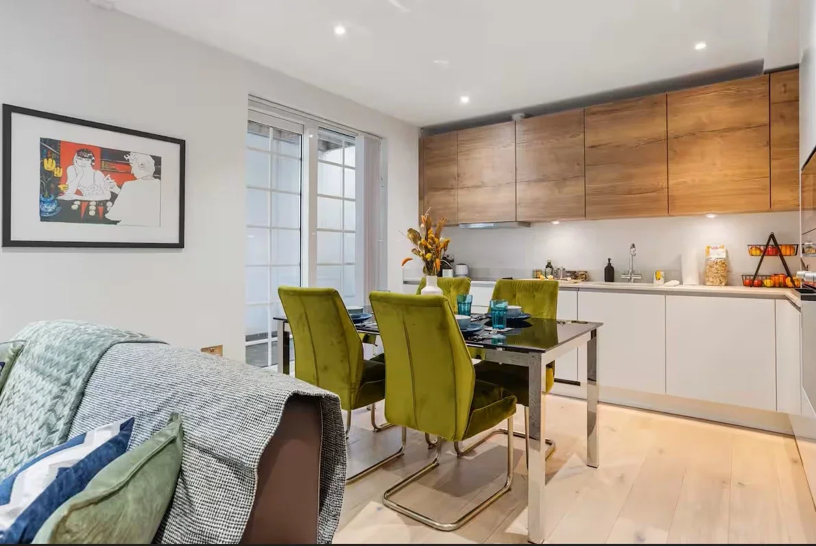 Flat Hendon Way in Greater London