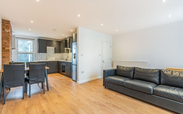 Flat New River Crescent in London