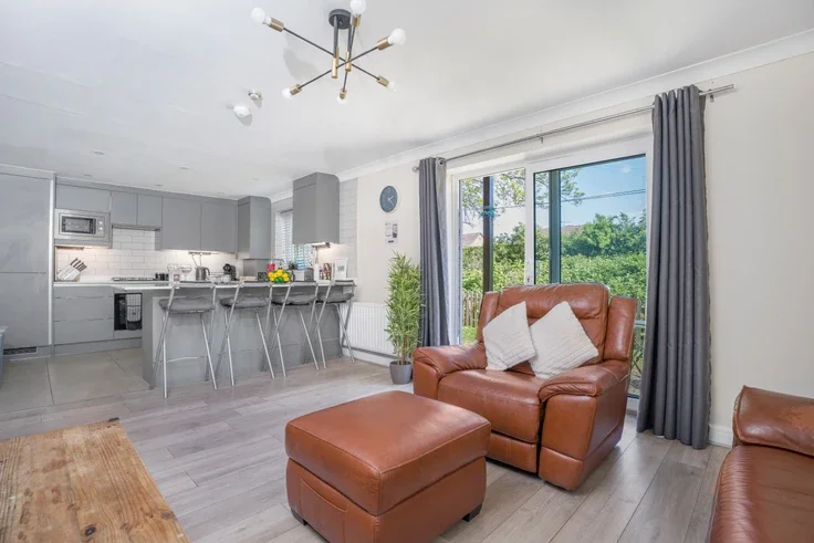 Flat Poplar Close in Slough