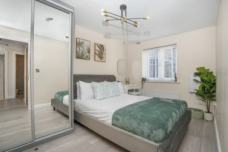 Flat Poplar Close in Slough