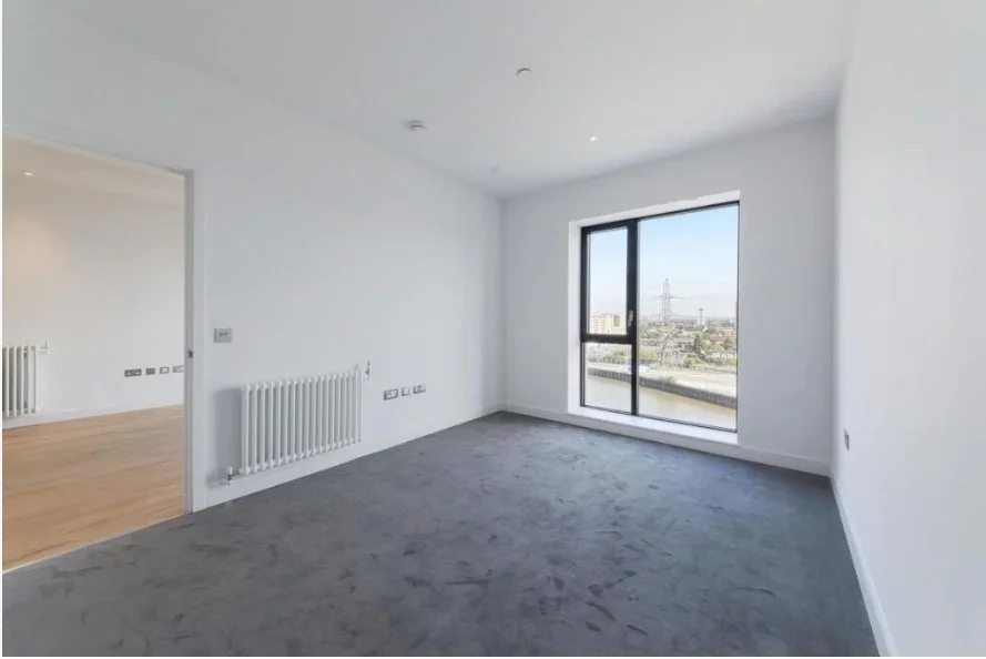 Flat Botanic Square in Greater London