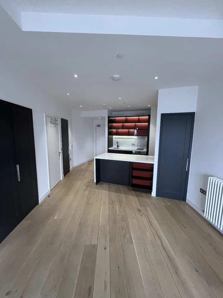 Flat Botanic Square in Greater London