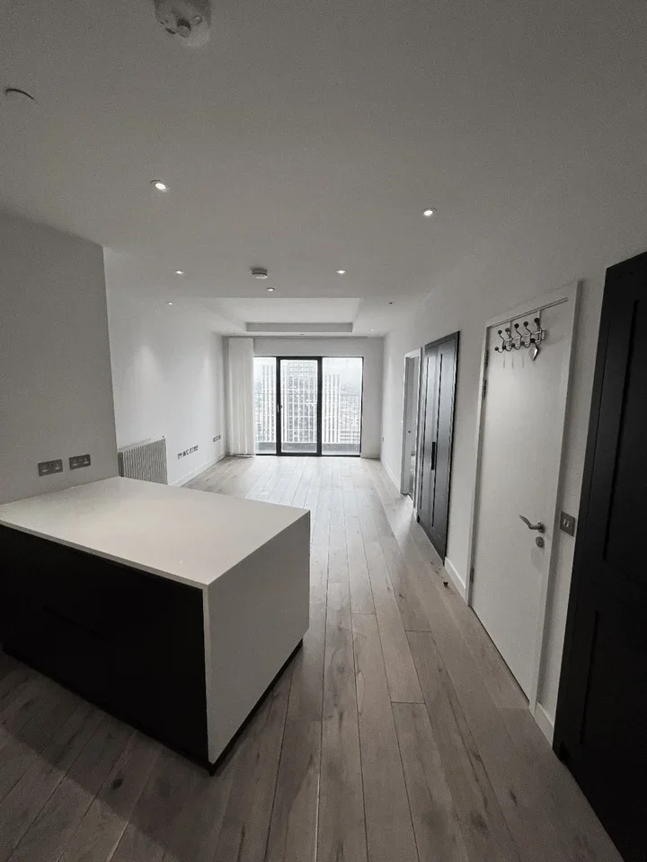Flat Botanic Square in Greater London
