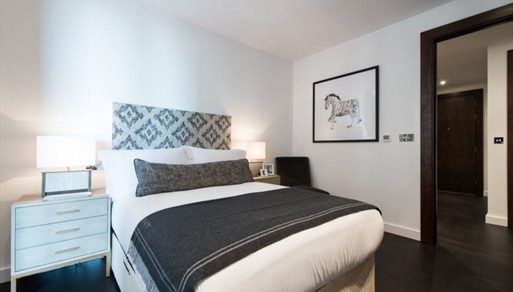 Flat Ponton Road in Greater London