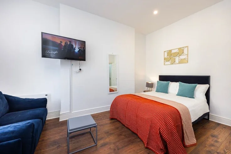 Flat Warwick Road in Greater London