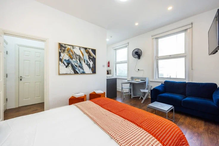 Flat Warwick Road in Greater London