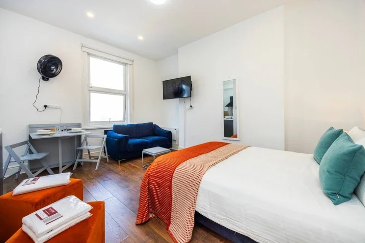 Flat Warwick Road in Greater London