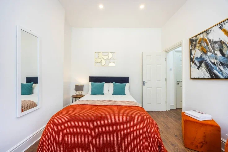 Flat Warwick Road in Greater London